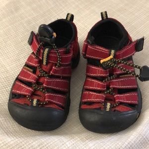 Toddler keens size 8 red boy girl Newport sandals